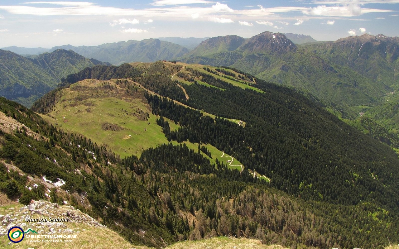 54 Panorama sud, con le Torcole, Cancervo e Venturosa, nonchè  un lontano Resegone....JPG